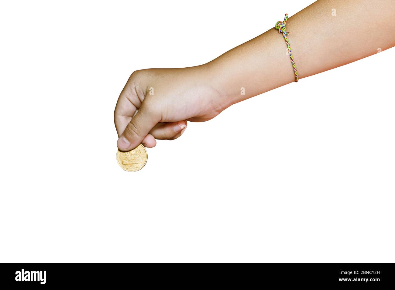 La mano del niño una moneda aislada en blanco para ahorrar dinero para el concepto de aprendizaje futuro Foto de stock