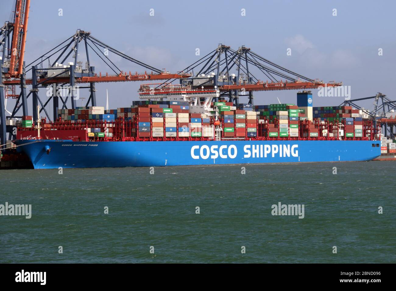 El buque contenedor Cosco Shipping Piscis se cargará el 12 de marzo de 2020 en el puerto de Rotterdam. Foto de stock