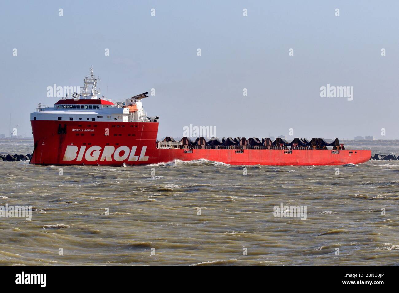 El buque de carga pesada Bigroll Bering sale del puerto de Rotterdam el 12 de marzo de 2020. Foto de stock