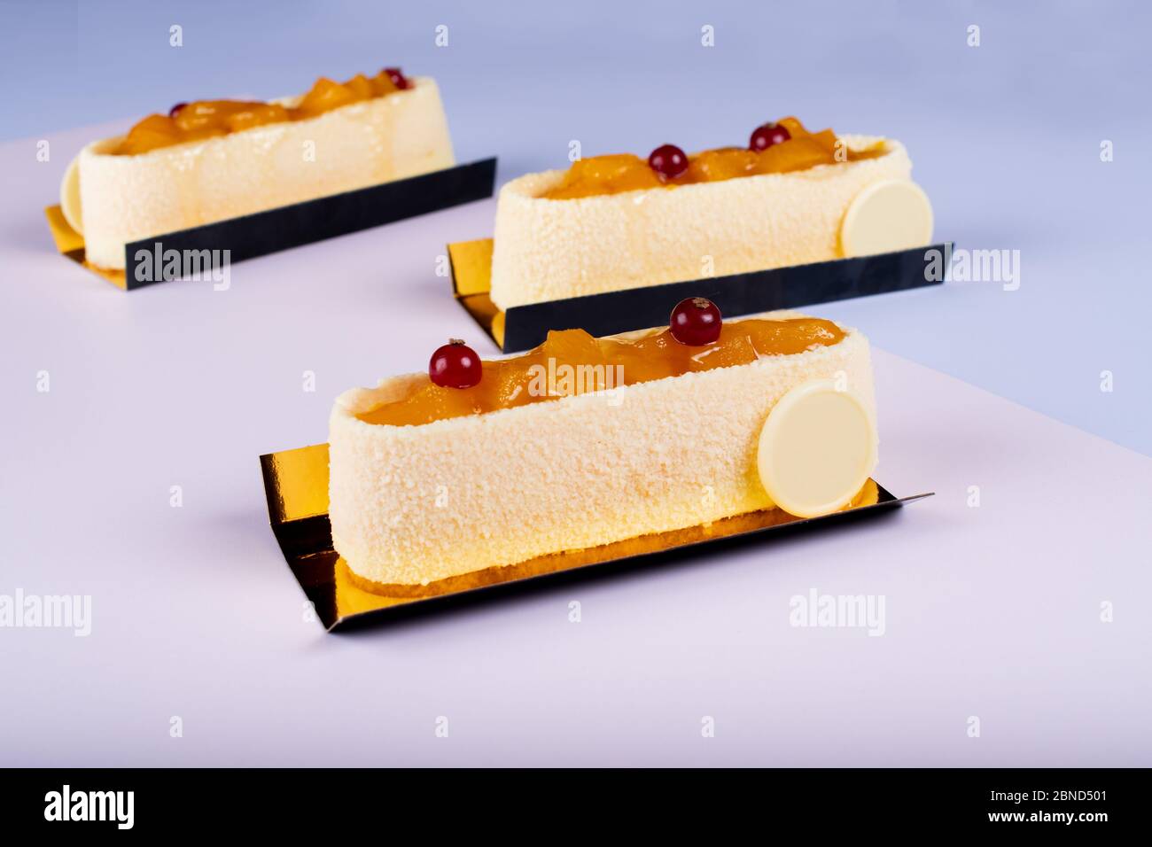 Mango y mousse de vainilla bar sabroso postre aislado sobre fondo pastel  con arándanos en la parte superior. Diseño conceptual minimalista, plano  con espacio para Fotografía de stock - Alamy