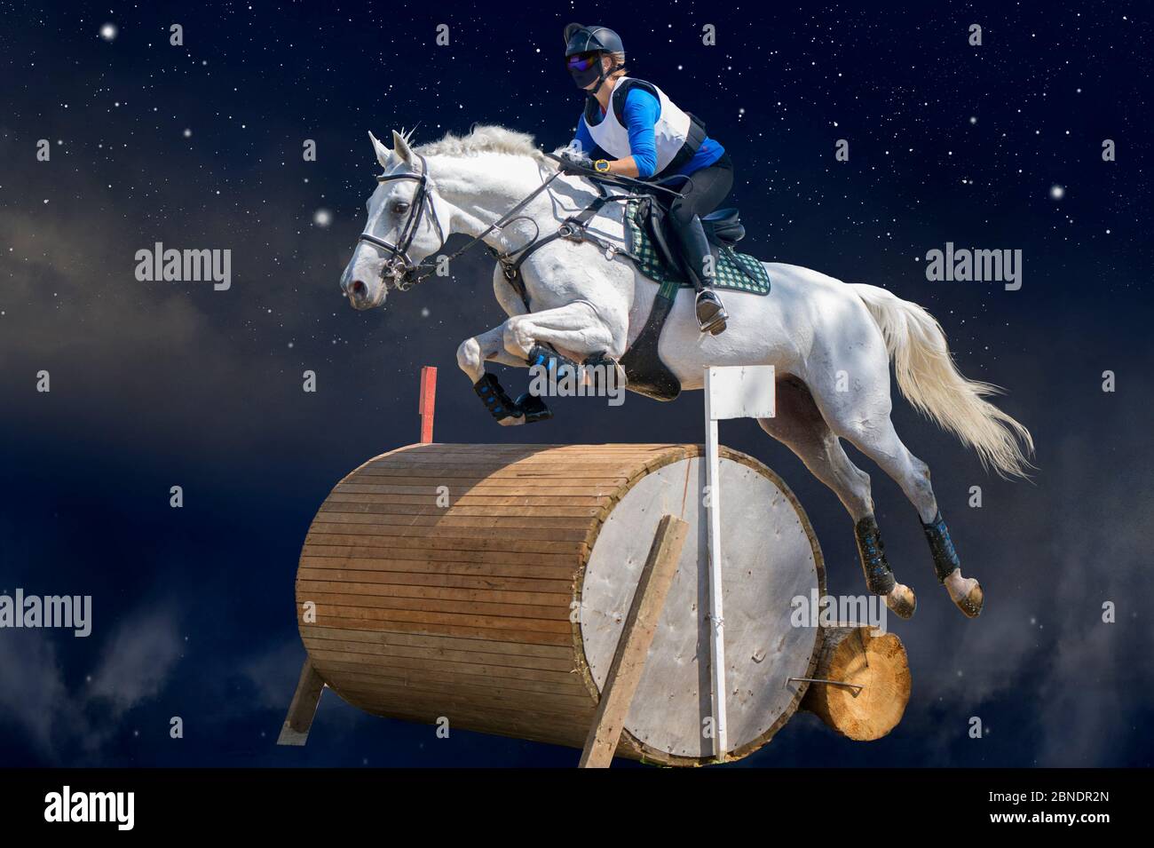 Jockey Com Seu Cavalo Pulando Sobre Um Obstáculo Pulando Sobre O Obstáculo  Na Competição Foto de Stock - Imagem de movimento, equestre: 194863184