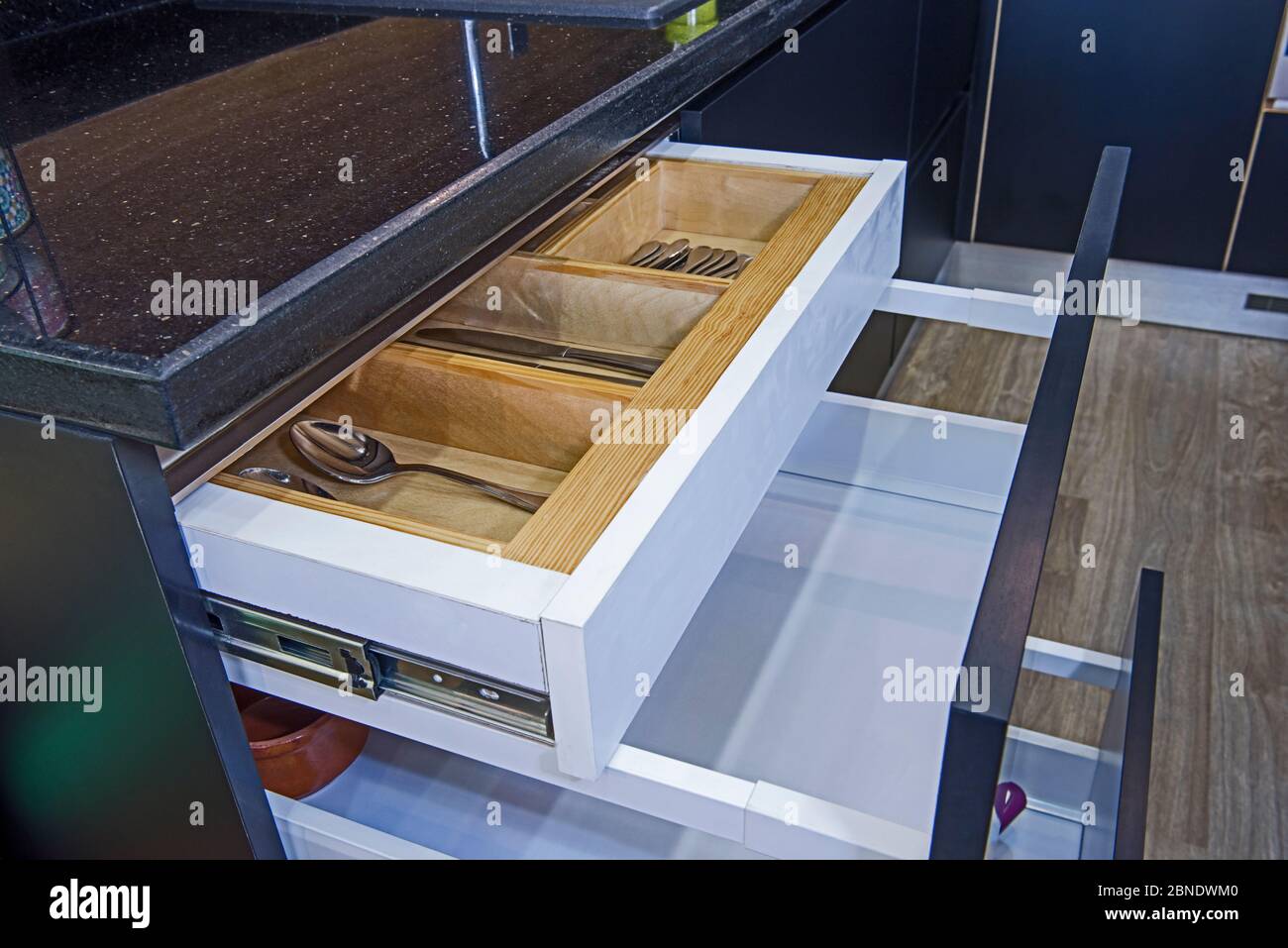 Decoración de diseño interior que muestra cocina moderna con cajón  deslizante y tomas eléctricas en el salón de exposición de apartamentos de  lujo Fotografía de stock - Alamy