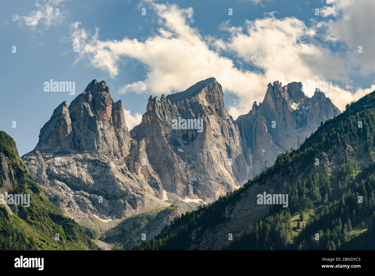 Los picos del Grupo de pala en los Dolomitas vistos desde Falcade Foto de stock