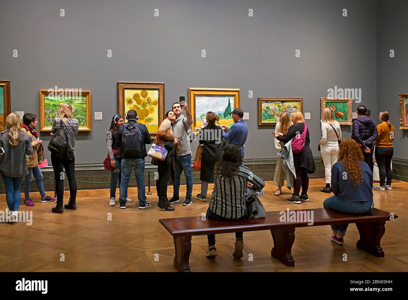 Visitantes del museo de arte disfrutando del arte en la National Gallery de Londres Foto de stock