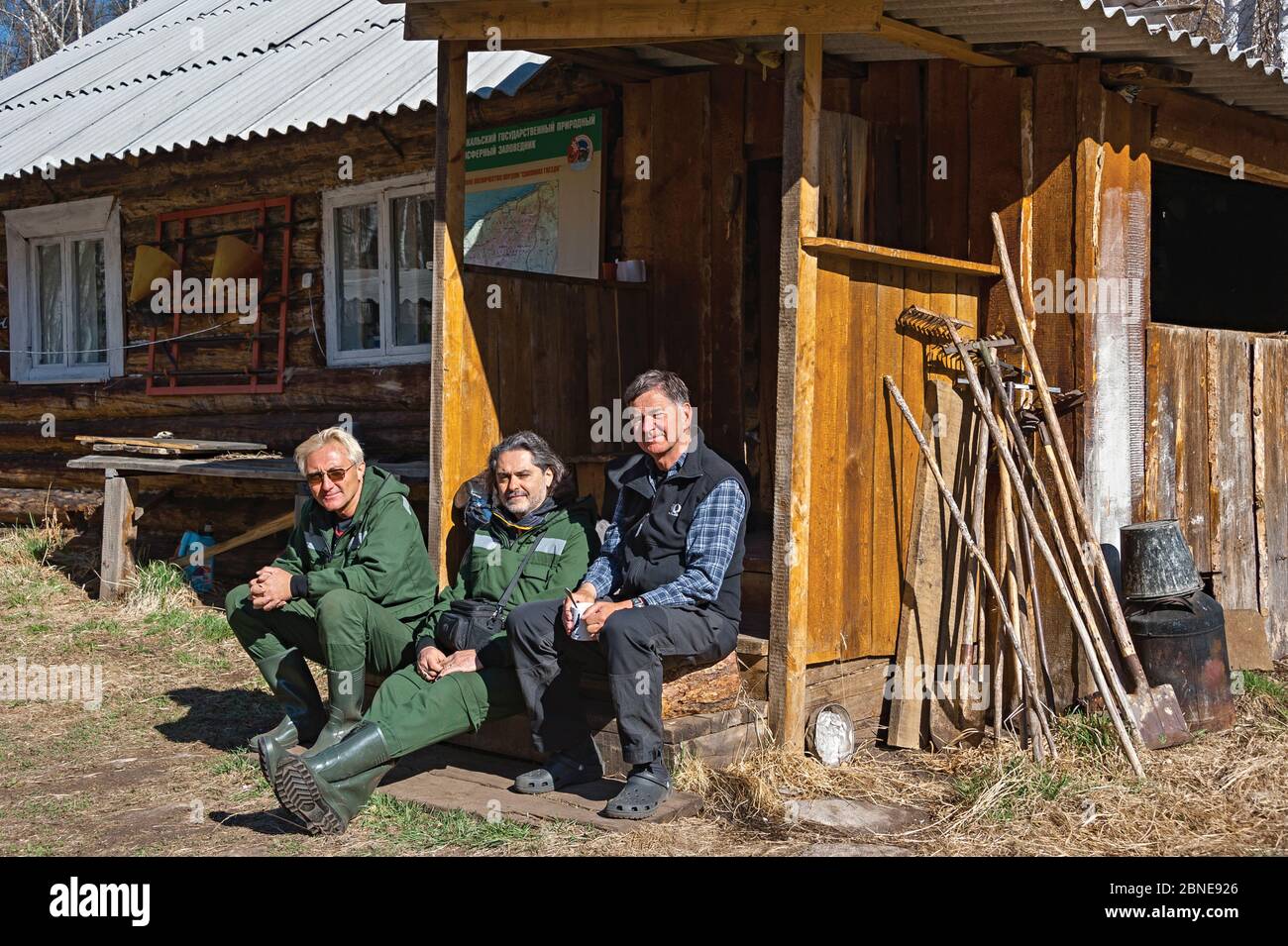 Dimitry Melamed (centro) con el fotógrafo Michel Roggo (derecha) en el lugar de su proyecto de agua dulce, sentado junto a la cabaña, el lago Baikal, Temnik Riv Foto de stock