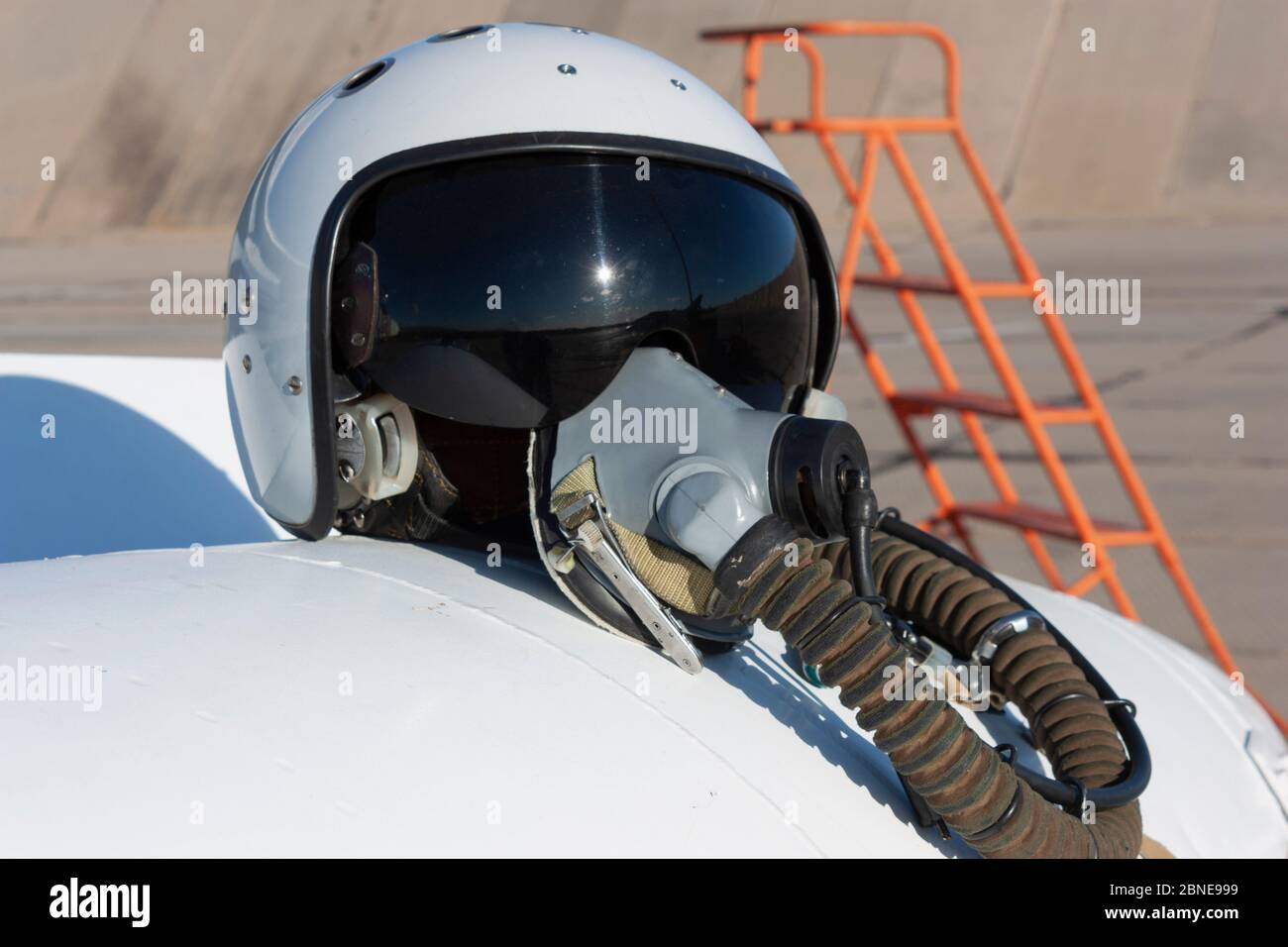 Casco y máscara de oxígeno de un piloto militar Fotografía de stock - Alamy