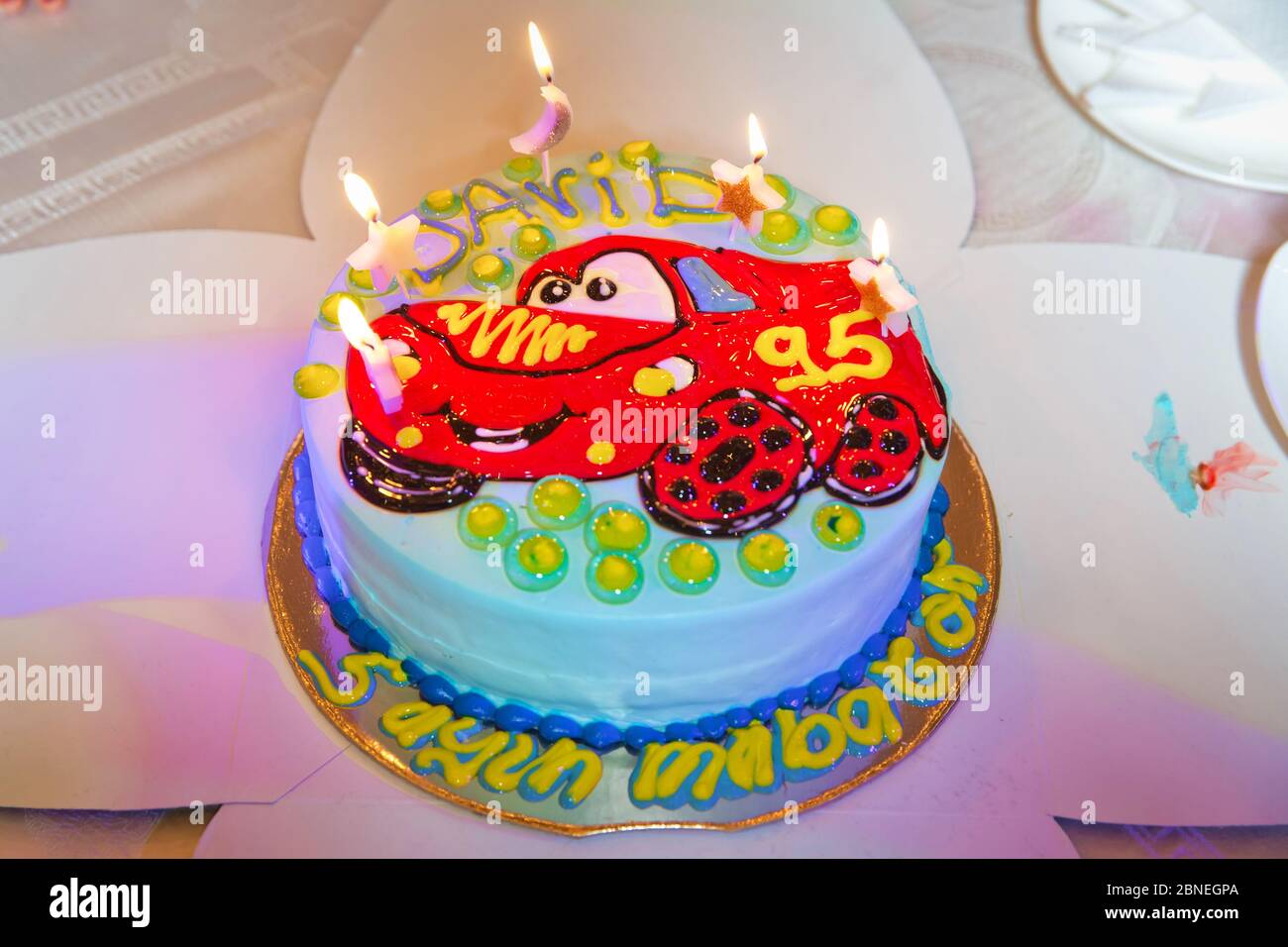 Hombre rico Espesar Excelente Pastel de cumpleaños hecho en forma de un coche deportivo rojo - concepto  de dibujos animados McQueen . Azerbaiyán Baku - 07.12.2020 Fotografía de  stock - Alamy