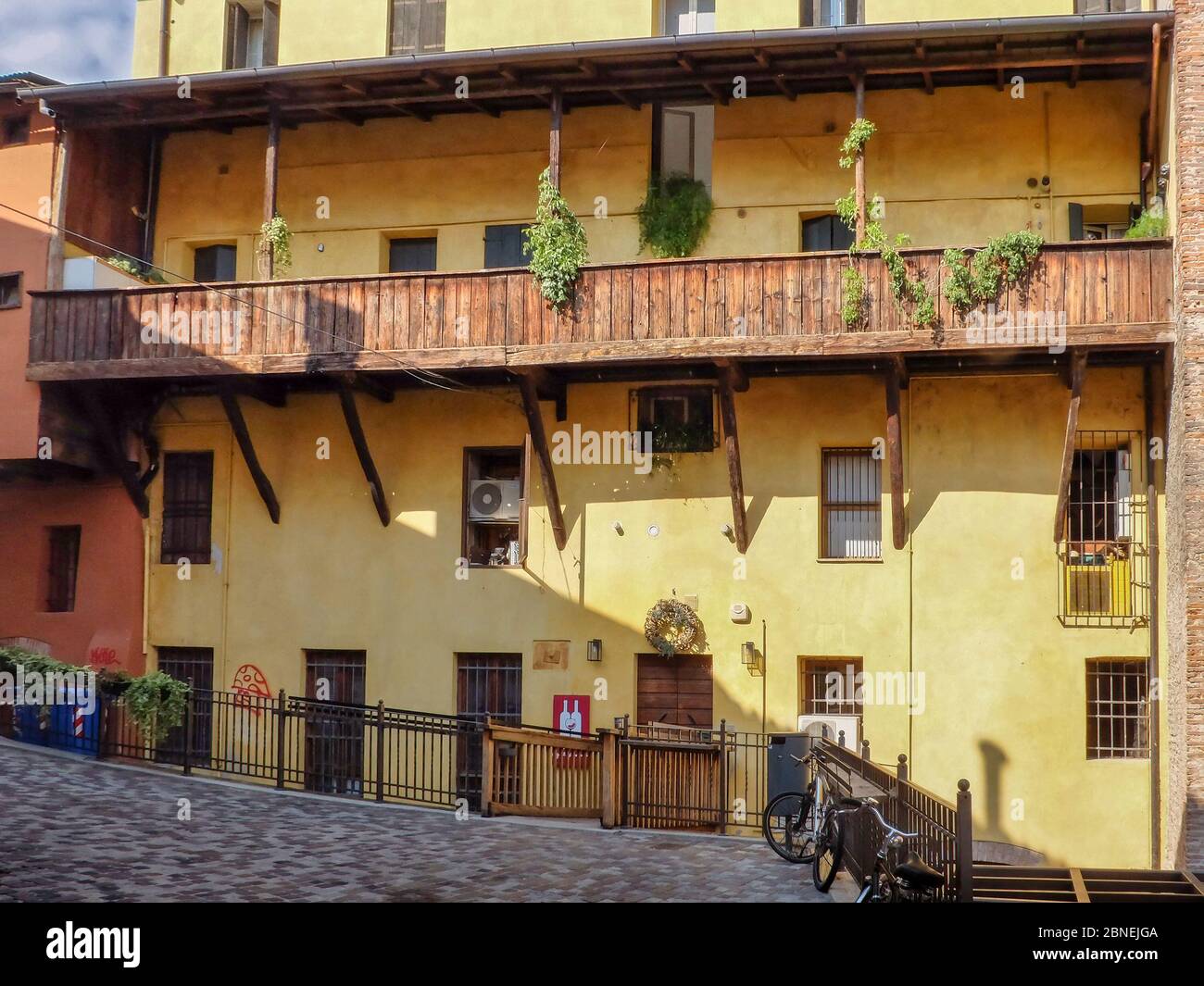 Bassano del Grappa, Veneto, Italia. Casa típica de Bassano con balcón de madera y con la característica fachada amarilla. Foto de stock