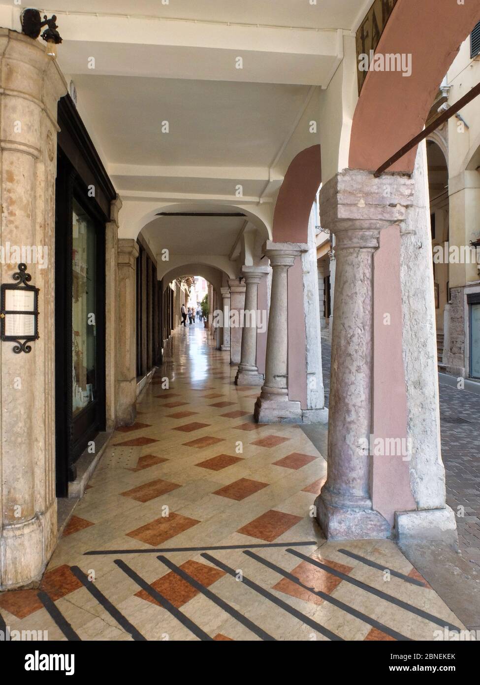 Bassano del Grappa, Veneto, Italia. Sala de juegos del centro histórico en una de las calles más antiguas. Foto de stock