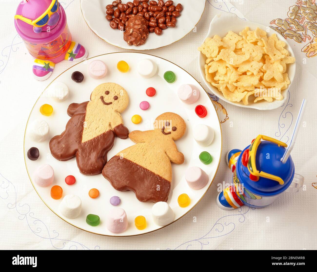 Plato de fiesta para niños con personajes de pan de jengibre, dulces y patatas fritas, Winkfield, Berkshire, Inglaterra, Reino Unido Foto de stock