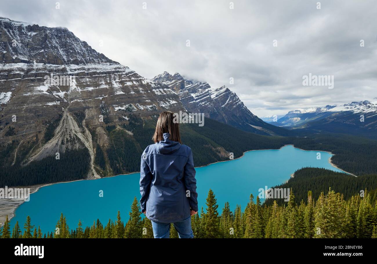 Chica disfrutando de la vista en una caminata en el Lago Peyto, Parque Nacional Banff Foto de stock