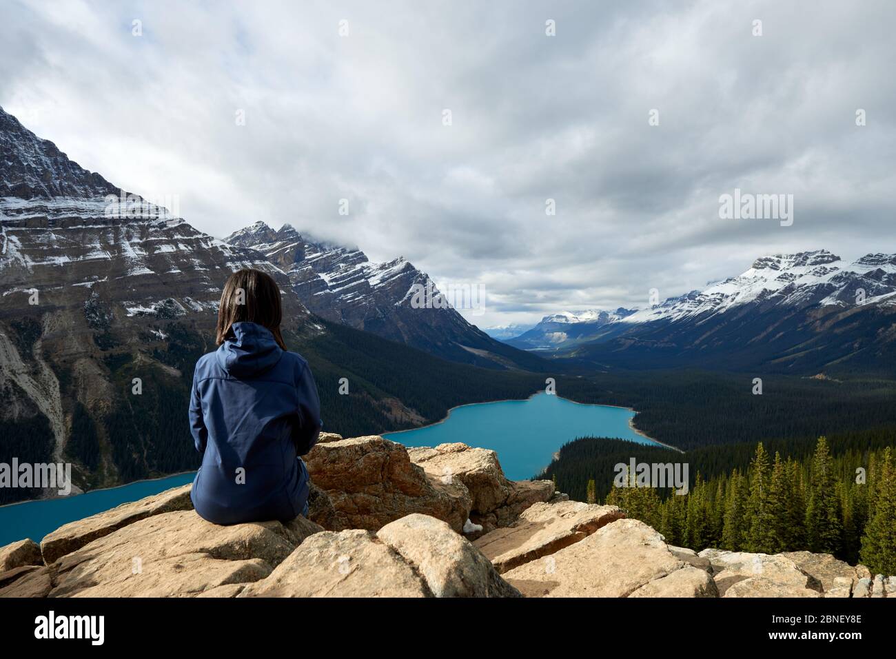 Chica disfrutando de la vista en una caminata en el Lago Peyto, Parque Nacional Banff Foto de stock