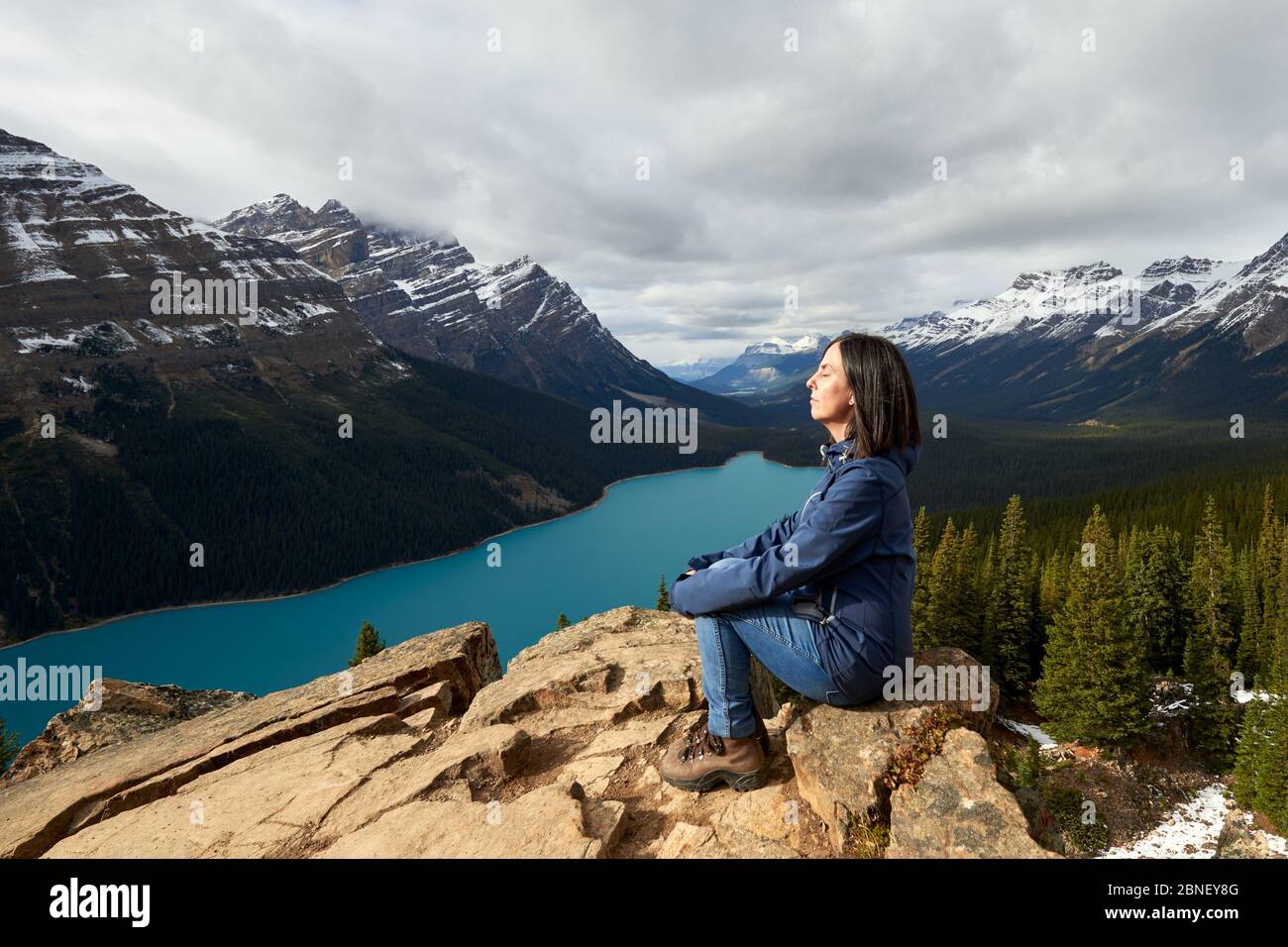 Chica disfrutando de la vista en una caminata en el Lago Peyto, Parque Nacional Banff Foto de stock