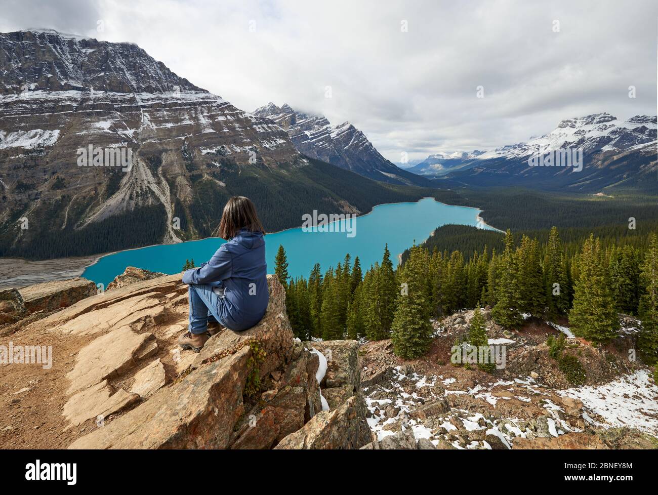 Chica disfrutando de la vista en una caminata en el Lago Peyto, Parque Nacional Banff Foto de stock
