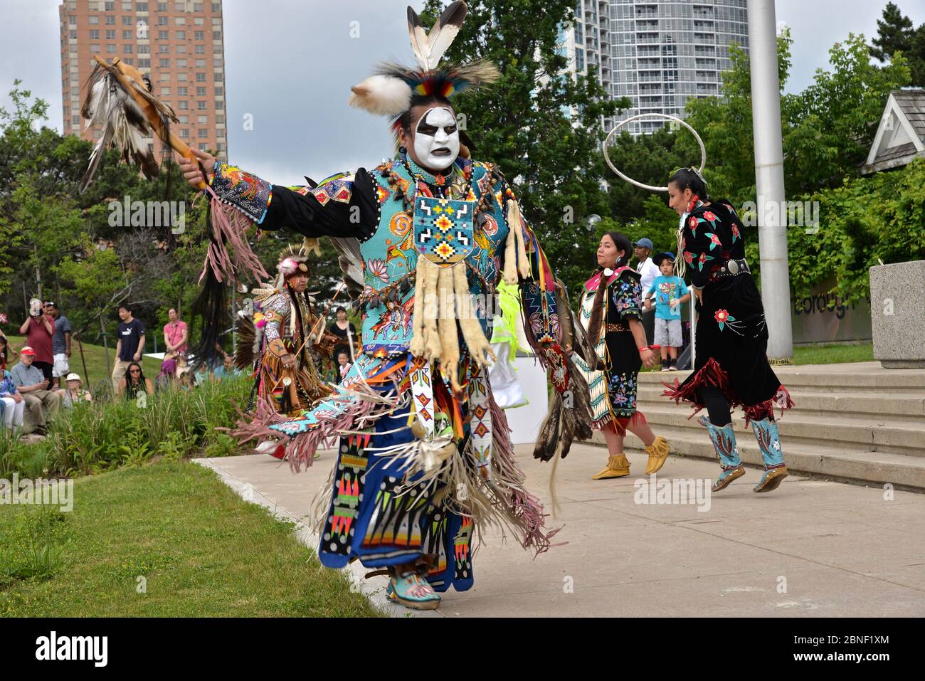 Toronto, Ontario / Canadá - 01 de julio de 2017: Indígenas nativos en la ropa tradicional nativa canadiense realizando la danza tradicional en el ca Foto de stock