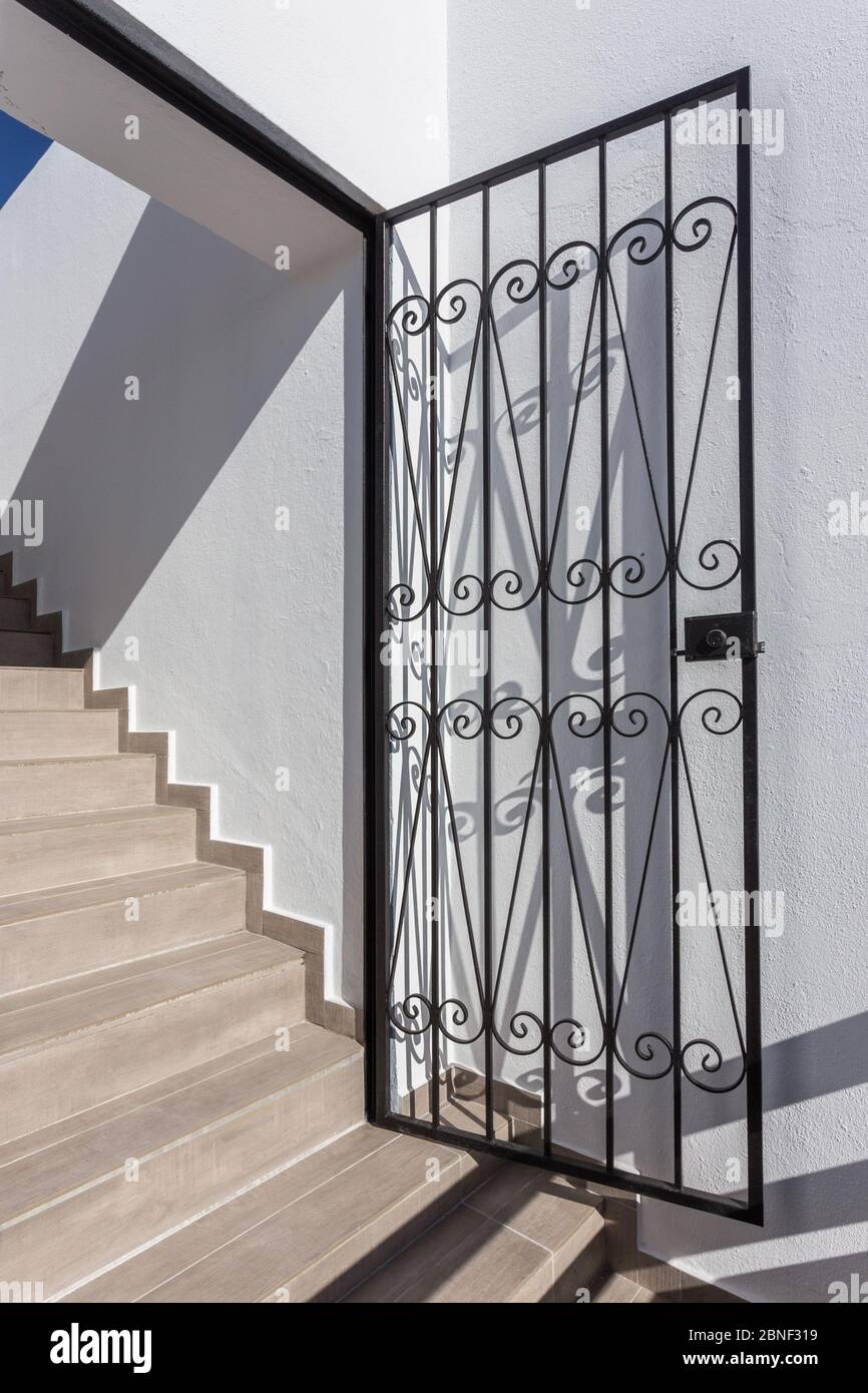 Puertas de metal moderno, acero inoxidable, decoradas con un hermoso diseño  y ornamento Fotografía de stock - Alamy