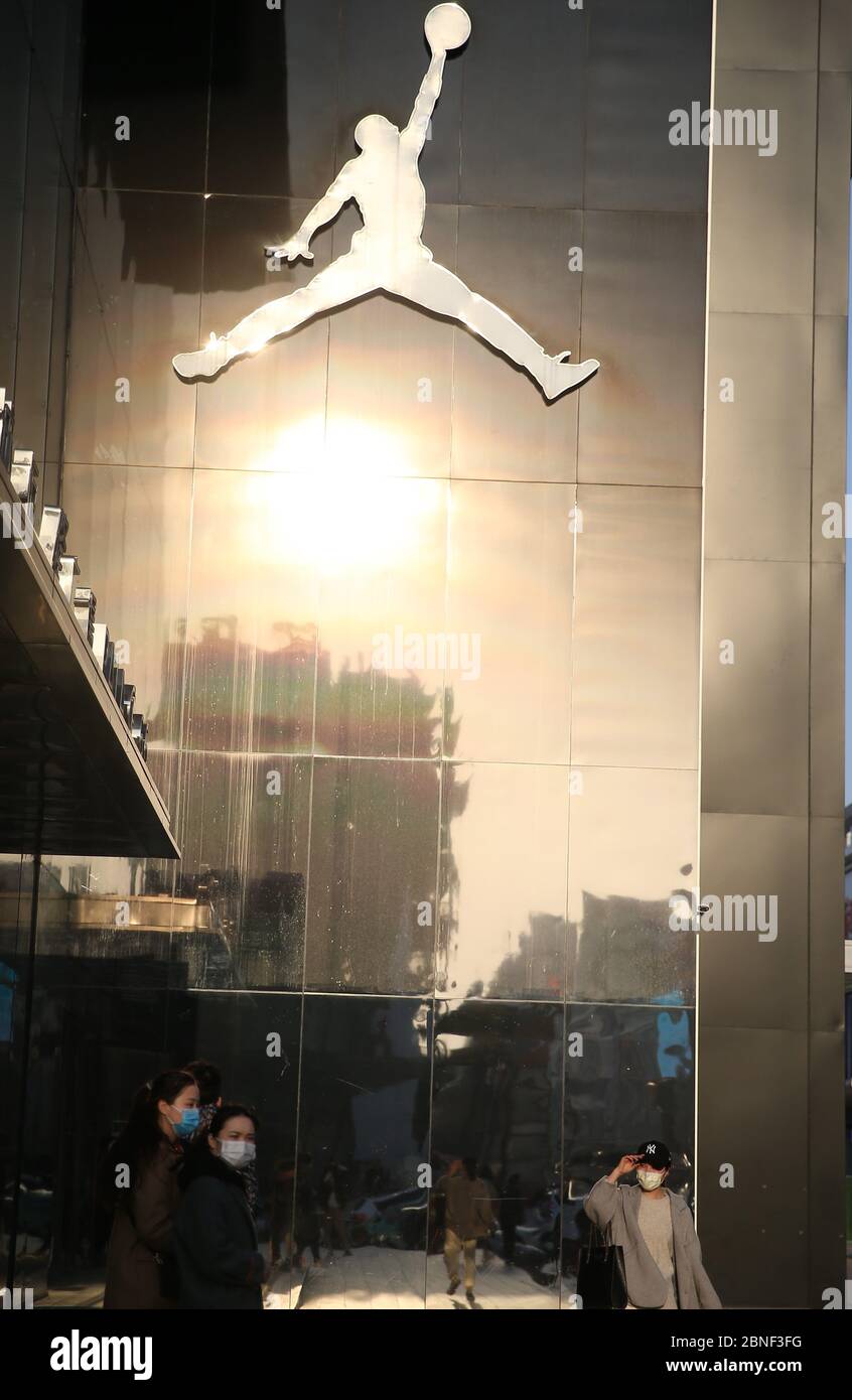 El logotipo de Air Jordan, una Marca de zapatillas de baloncesto, ropa  deportiva, casual y de estilo producida por Nike, se ve en una de sus  cadenas de tiendas, Shenya Fotografía de