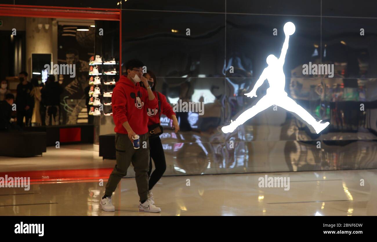 El logotipo Air Jordan, una Marca de zapatillas de baloncesto, ropa deportiva, casual y de estilo producida por Nike, se ve una de sus cadenas de tiendas, Shenya Fotografía de