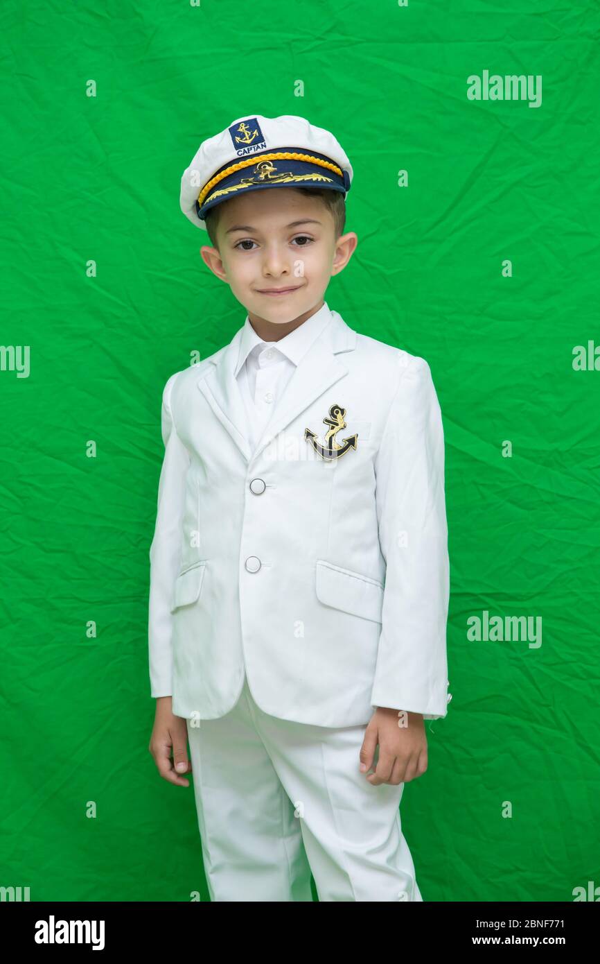 Gracia Curiosidad Goma Niño marinero. El niño fue fotografiado en un traje blanco de marinero. En  el jardín. Azerbaiyán Bakú 19.05.2019 Fotografía de stock - Alamy