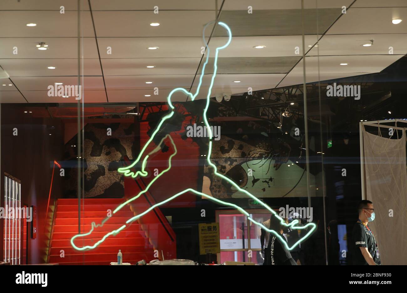 El logotipo de Air Jordan, una Marca de zapatillas de baloncesto, ropa  deportiva, casual y de estilo producida por Nike, se ve en una de sus  cadenas de tiendas, Shenya Fotografía de