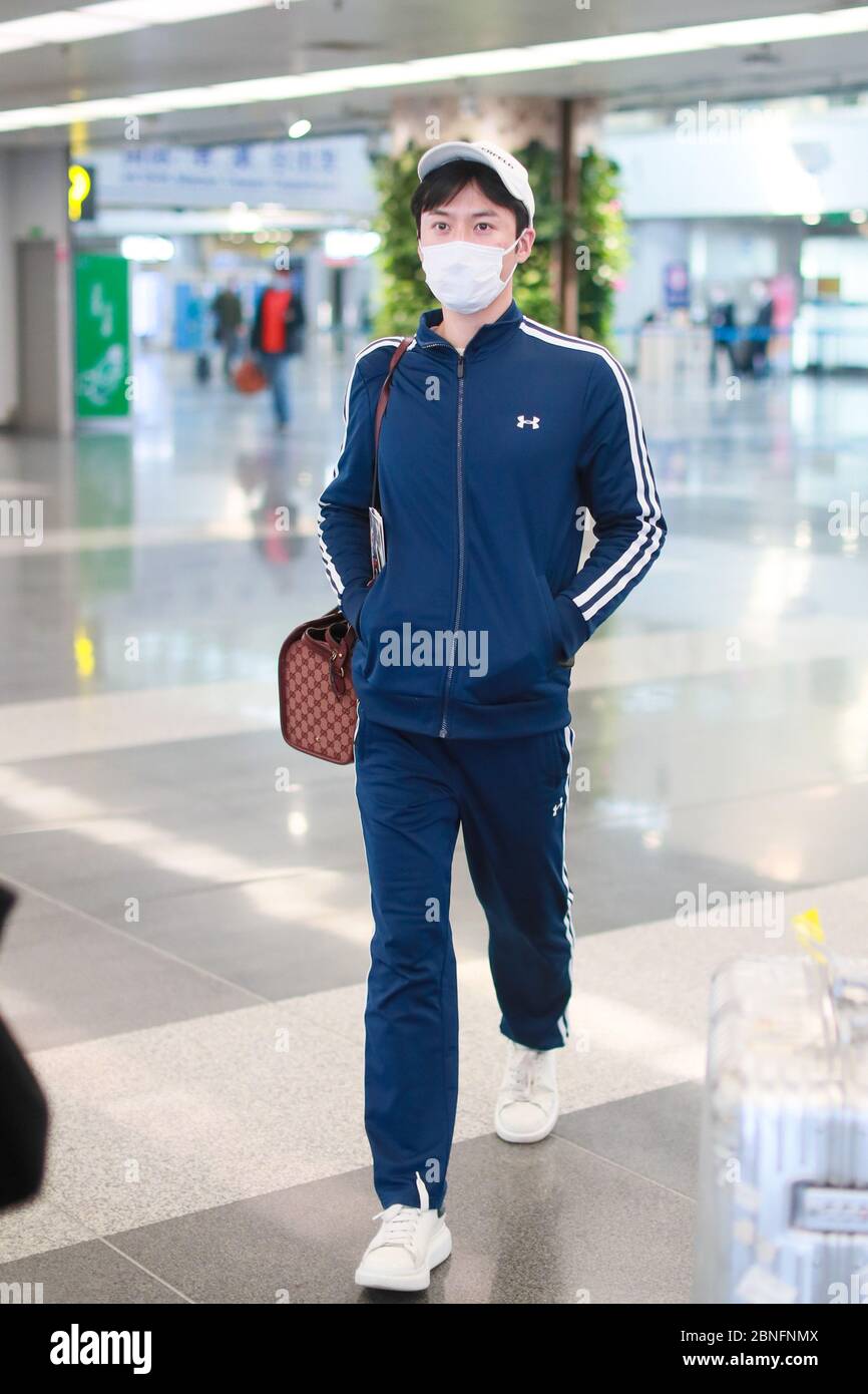 actor chino Mao Zijun llega al aeropuerto de Pekín antes de salir en Pekín, China, 14 de abril de Ropa deportiva: de Amour Bolsa: Gucci Fotografía stock - Alamy