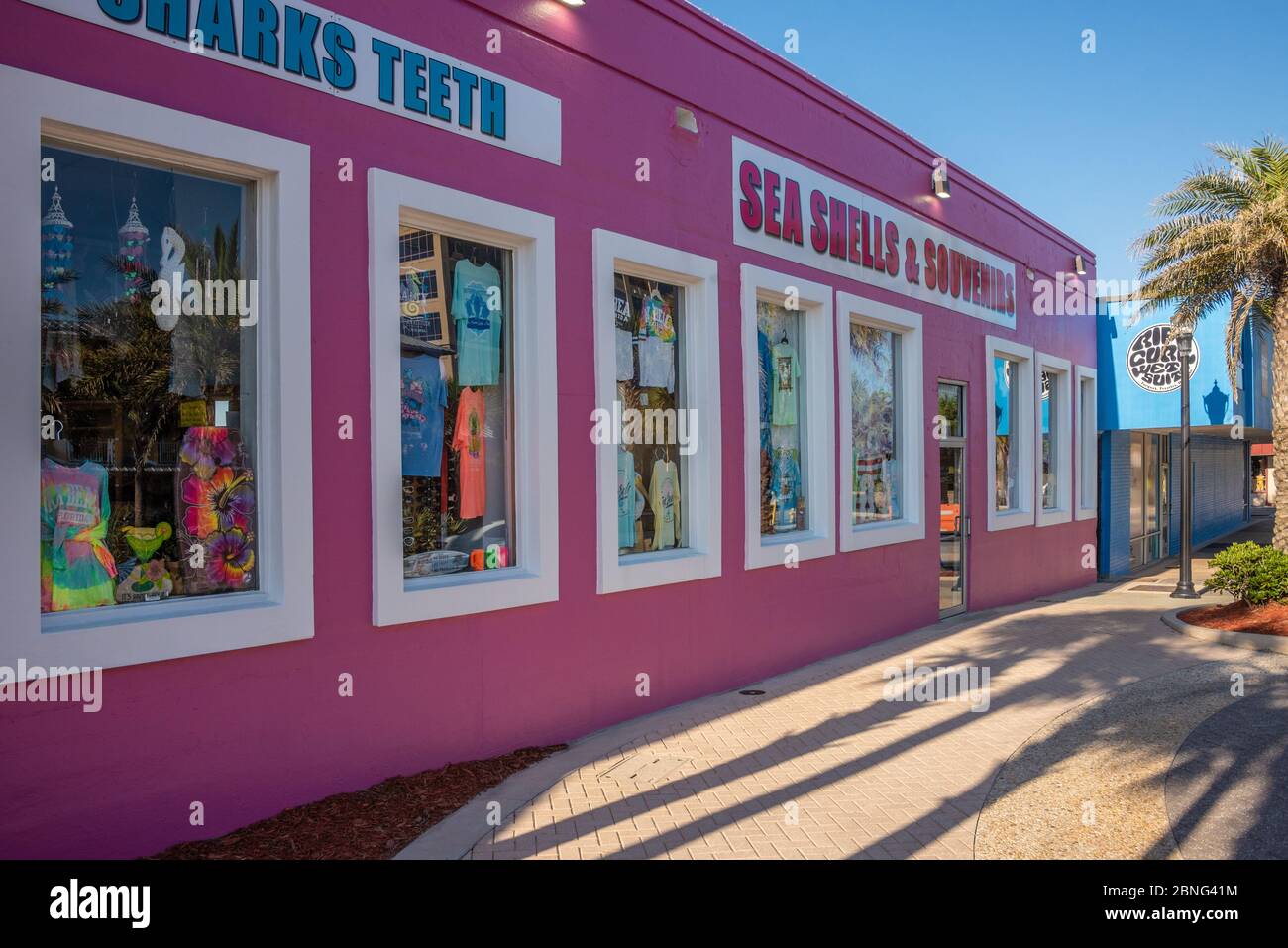 Sea Shells & Coral, una tienda de regalos y recuerdos frente al mar con dientes de tiburón, conchas y camisetas en el paseo marítimo entarimado de Jacksonville Beach, Florida. (EE.UU.) Foto de stock