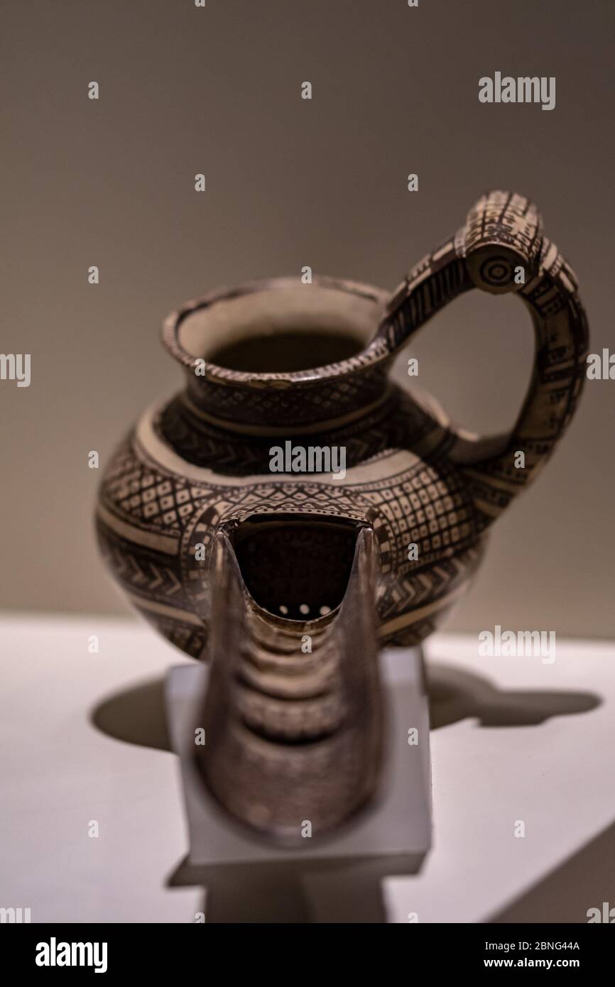 Antigua cerámica hitita exhibida en el Museo de las Civilizaciones de Anatolia Ankara, Turquía Foto de stock