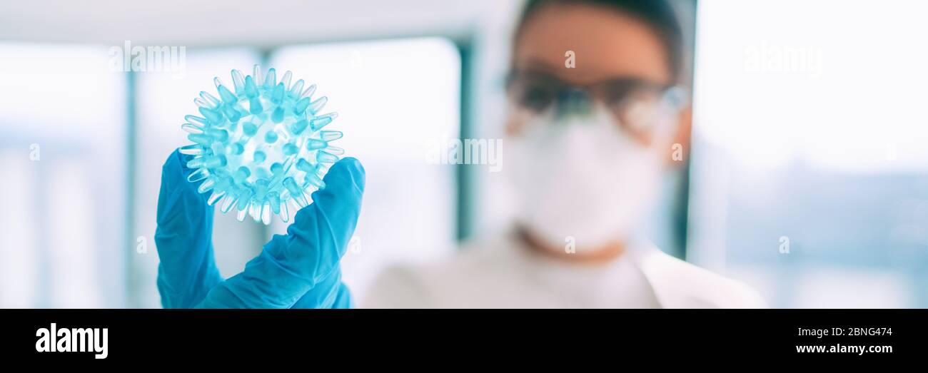 COVID-19 trabajador de investigación de vacunas mirando el coronavirus en el laboratorio en busca de una pancarta de curación fondo panorámico . Mujer científica asiática que lleva guantes, máscara y gafas de protección. Foto de stock