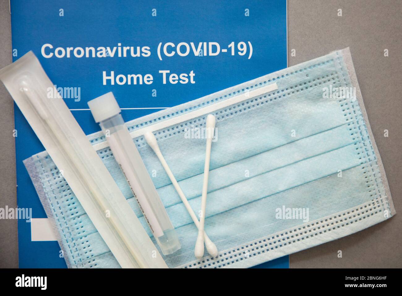 Kit de pruebas domiciliaria de coronavirus Covid-19 con hisopo y tubo de ensayo Foto de stock