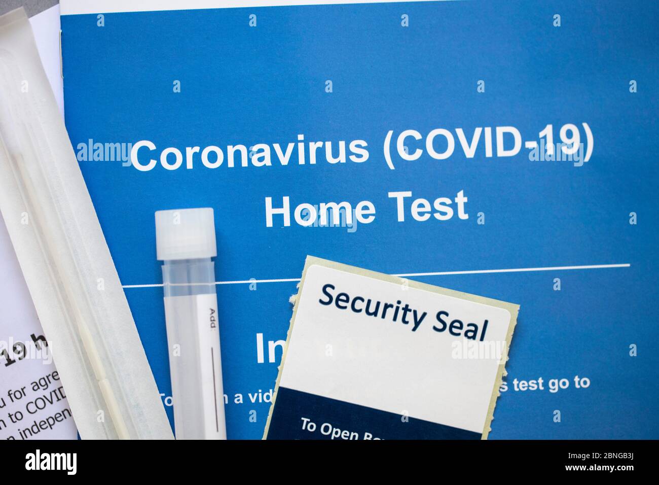 Kit de pruebas domiciliaria de coronavirus Covid-19 con hisopo y tubo de ensayo Foto de stock