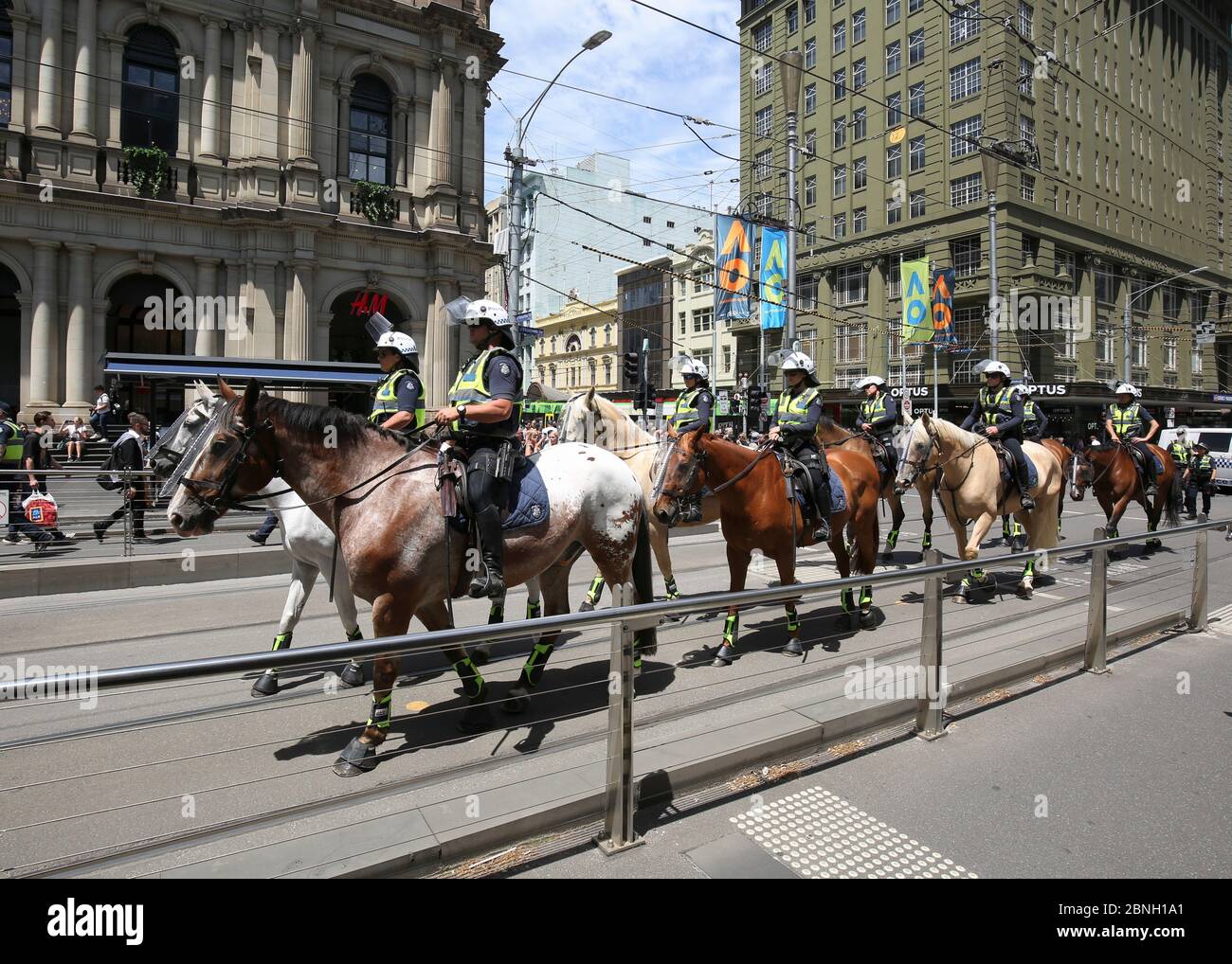 Grupo de policías montados a lo largo de las vías del tranvía en Melbourne, Victoria, Australia. Foto de stock