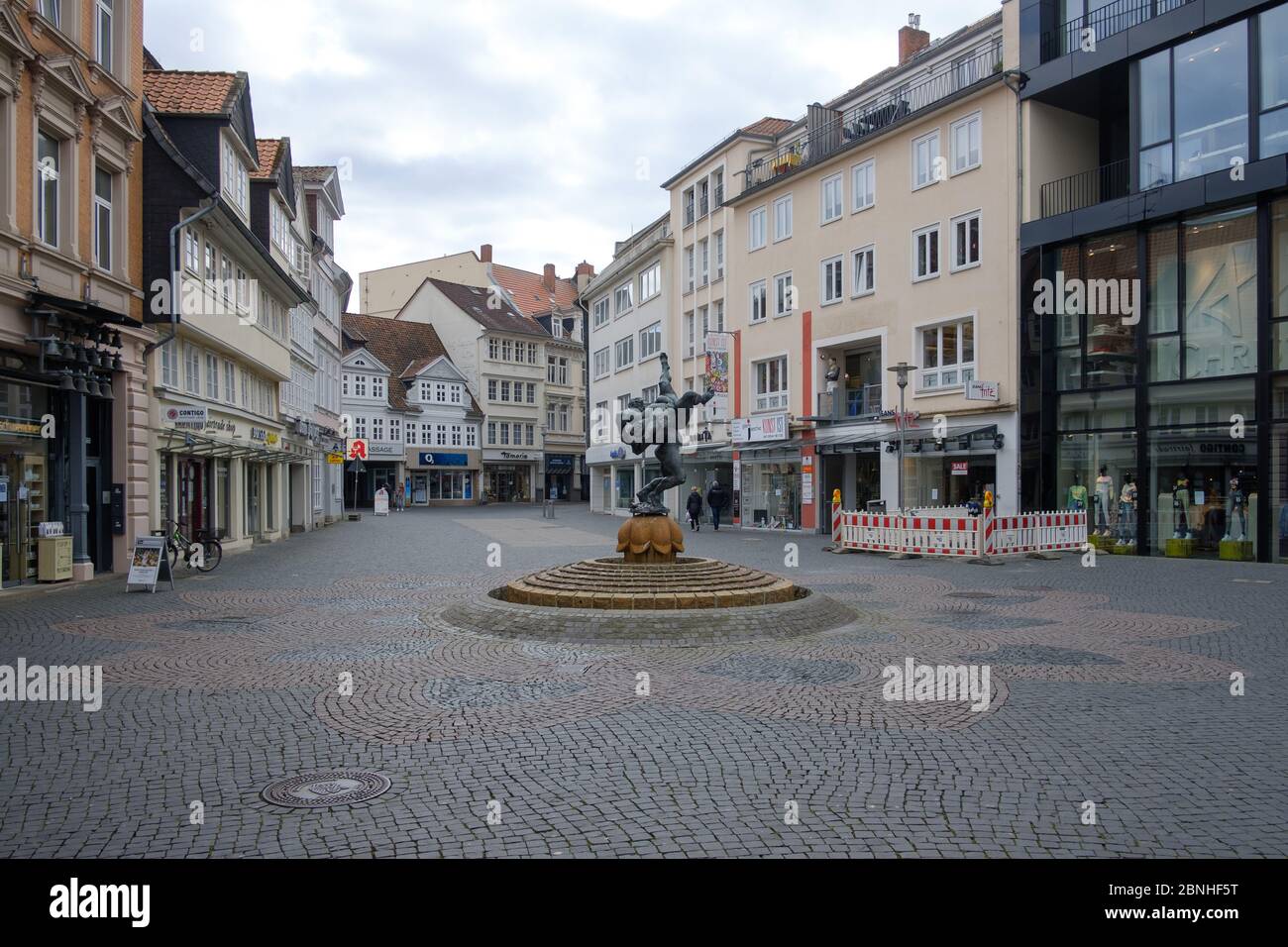 Brunswick, Alemania. 1 de abril de 2020. La zona peatonal vacía en Braunschweig. Para frenar la propagación del coronavirus, el gobierno federal ha restringido considerablemente la vida pública. Crédito: OLE Spata/dpa/Alamy Live News Foto de stock