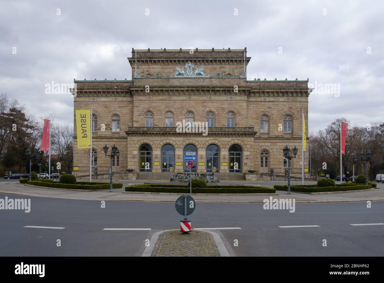 Brunswick, Alemania. 1 de abril de 2020. 'Pausa' está escrito en una bandera frente al Teatro Estatal Braunschweig. Para frenar la propagación del coronavirus, el gobierno federal ha restringido considerablemente la vida pública. Crédito: OLE Spata/dpa/Alamy Live News Foto de stock