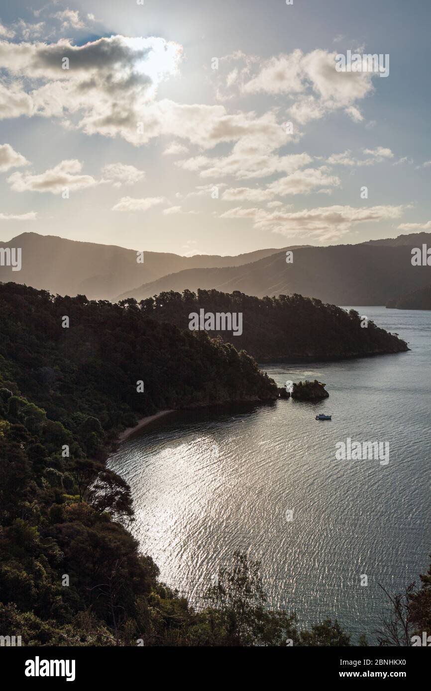 Puesta de sol sobre Governors Bay, Marlborough Sounds, South Island, Nueva Zelanda Foto de stock