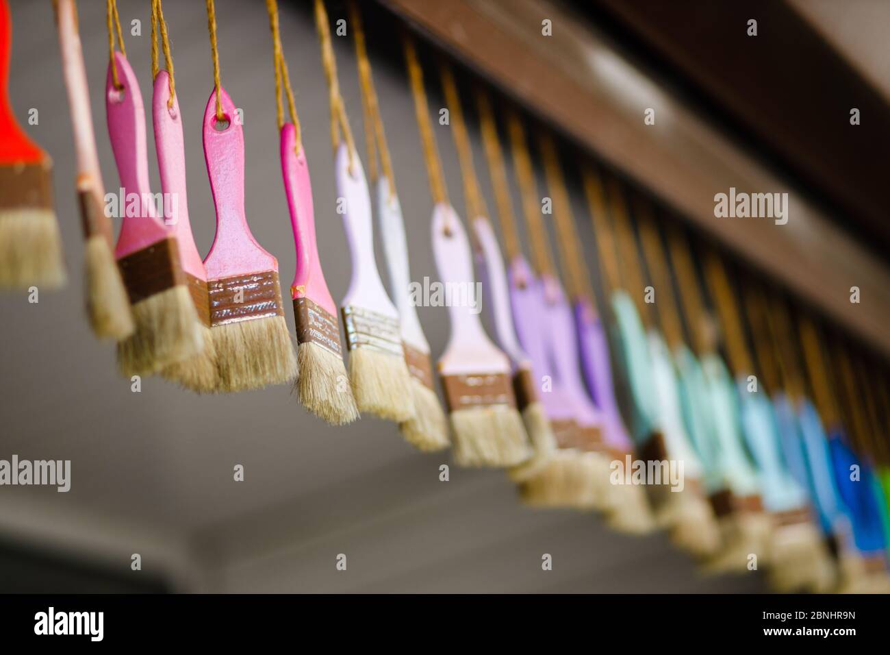 Muchos cepillos de color pastel cuelgan en las cuerdas del techo Fotografía  de stock - Alamy