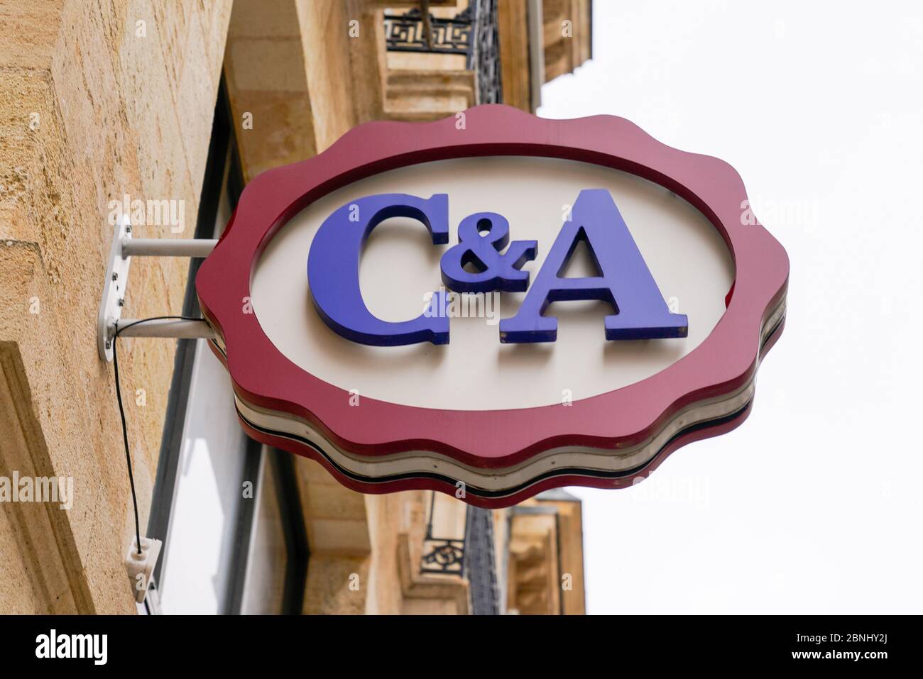 Burdeos , Aquitania / Francia - 05 12 2020 : C&A logo tienda de marcas de  la cadena de ropa tienda de moda accesorios de origen holandés Fotografía  de stock - Alamy