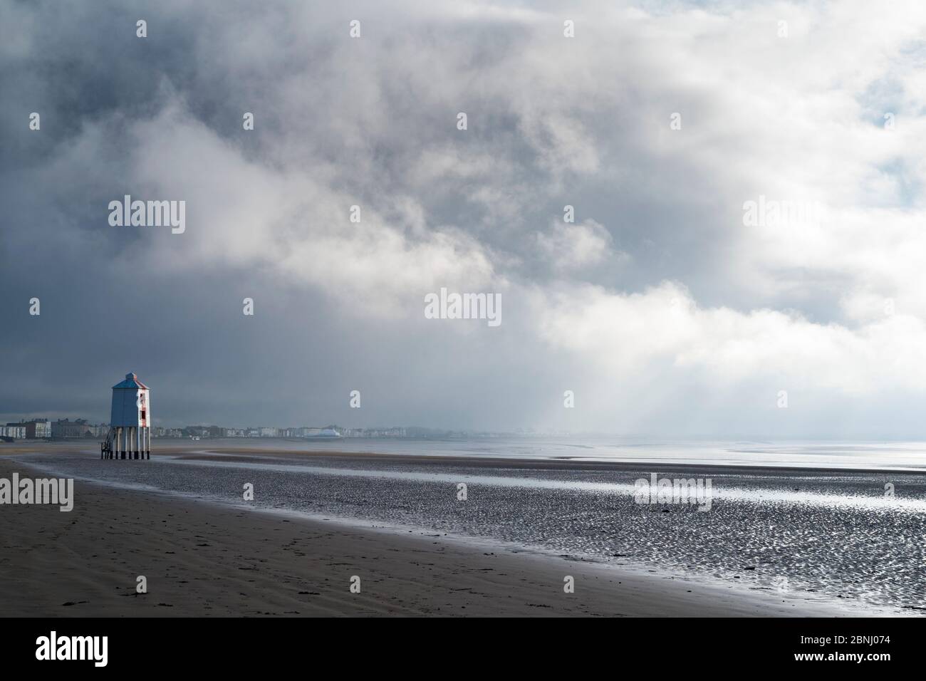 El faro bajo - estructura de madera construida sobre pilotes en el siglo 19 con vistas al canal de Bristol en Burnham-on-sea junto al mar, Somerset, Reino Unido Foto de stock