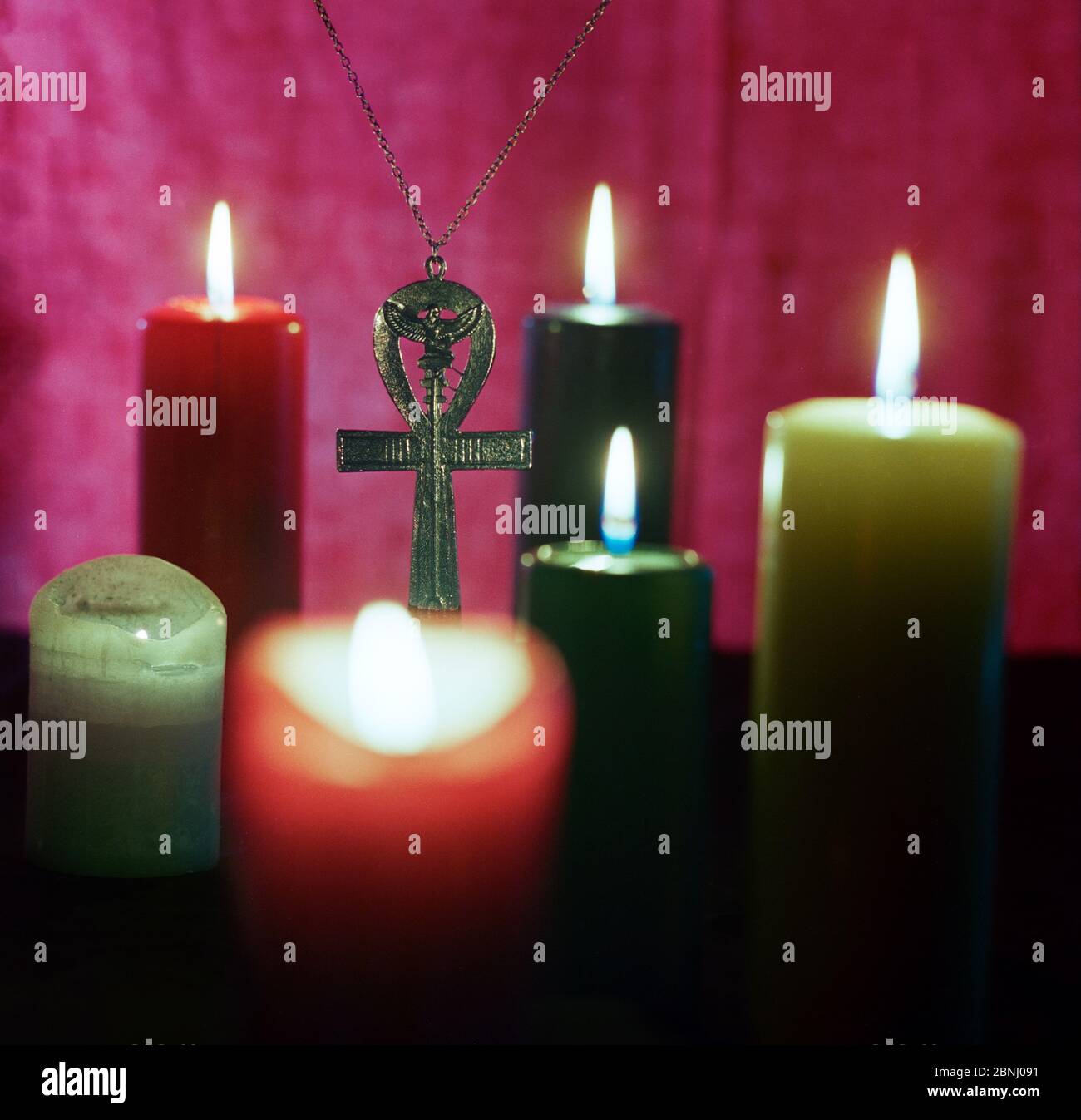 mareado Puntero leyendo Veneración de Osiris con cinco velas mulos-coloreadas quemadas contra un fondo magenta en una hoja negra Fotografía de stock - Alamy mareado Puntero leyendo Veneración de Osiris con cinco velas mulos-coloreadas quemadas contra un fondo magenta en una hoja negra Fotografía de stock - Alamy