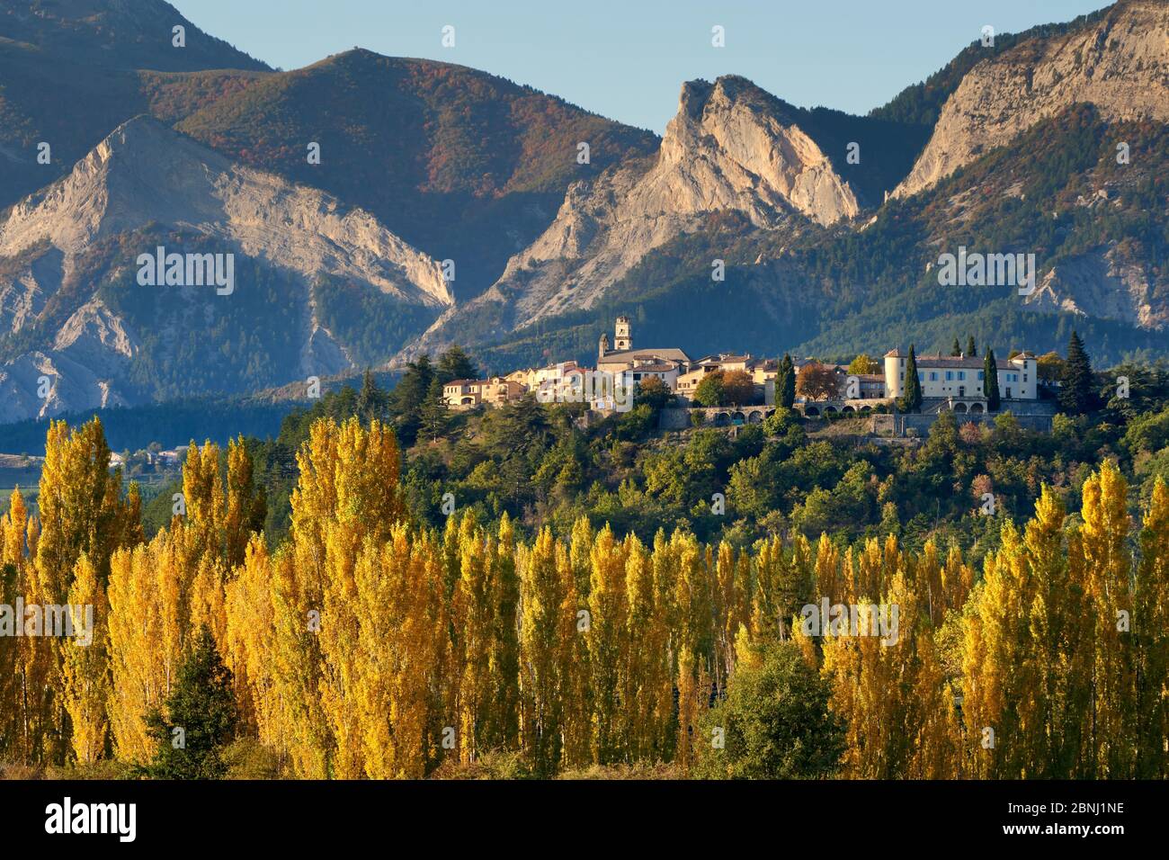 El pueblo de Ventavon en la cima de la colina en otoño con árboles peuplares. Valle de Durance, Altos Alpes, Alpes europeos, Francia Foto de stock