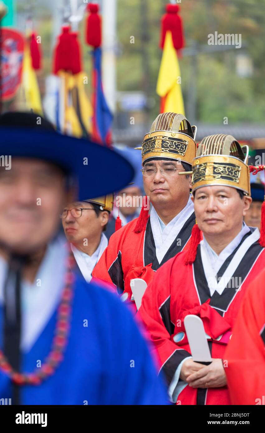 Desfile tradicional fuera del Palacio Changdeokgung, Seúl, Corea del Sur, Asia Foto de stock