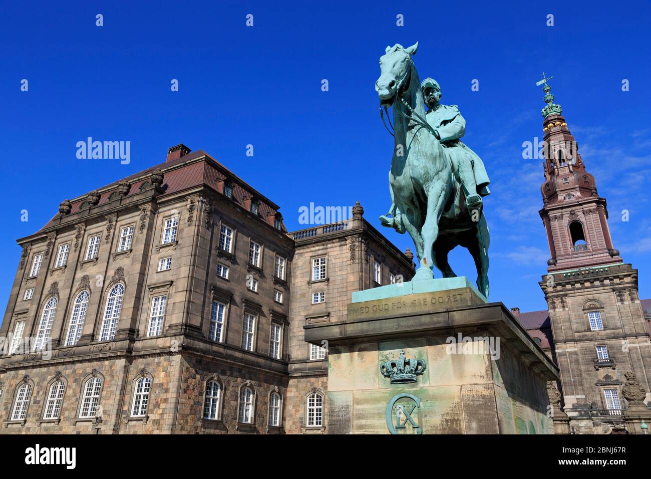 Estatua de Christian IX, Palacio de Christianborg, Copenhague, Zelanda, Dinamarca, Escandinavia, Europa Foto de stock