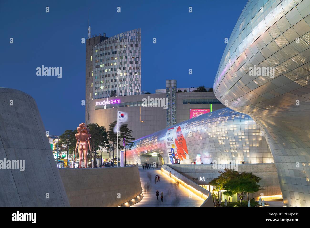 Dongdaemun Design Plaza al atardecer, Seúl, Corea del Sur, Asia Foto de stock