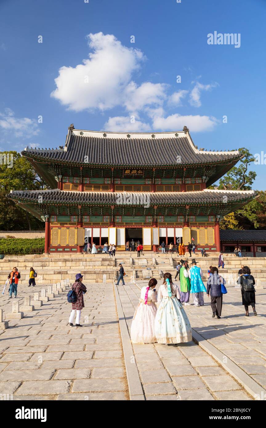 Turistas que visten ropa tradicional coreana en el Palacio Changdeokgung, Patrimonio de la Humanidad de la UNESCO, Seúl, Corea del Sur, Asia Foto de stock