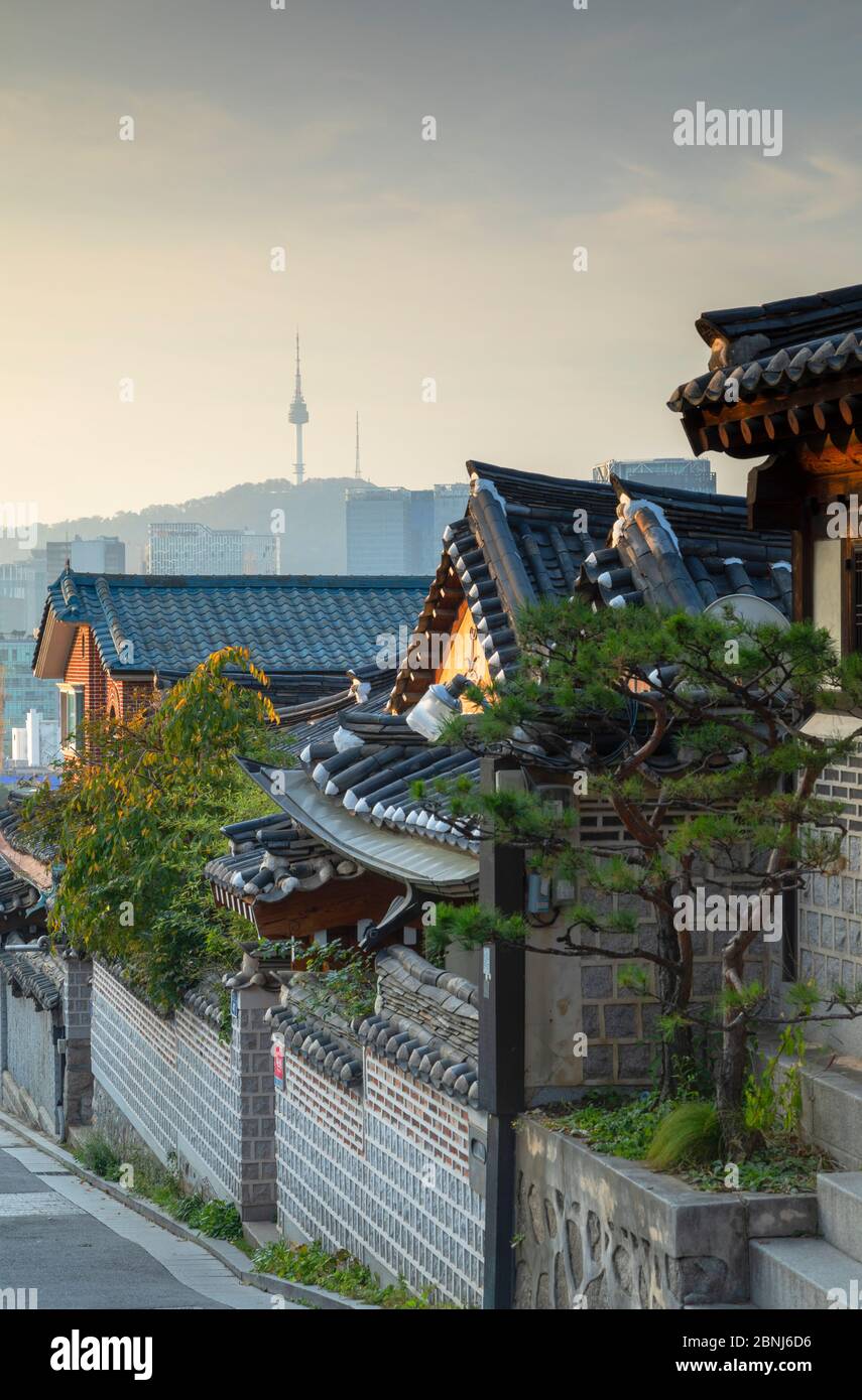 Casas tradicionales en el pueblo de Bukchon Hanok al amanecer, Seúl, Corea del Sur, Asia Foto de stock
