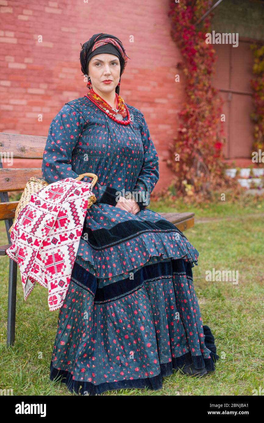 Mujer con una cesta de ropa retro del siglo 19. Ropa antigua de finales del  siglo 19. Vestido y falda hermosa en una mujer. Cuentas y Fotografía de  stock - Alamy