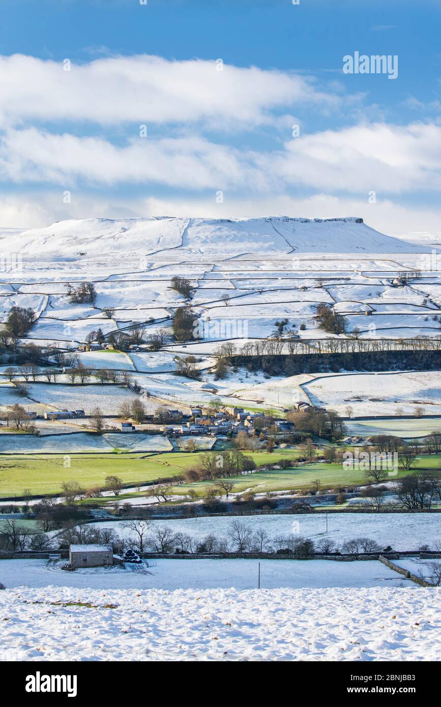 Nieve fresca y sol de invierno que cubre las cimas caídas en Wensleydale alrededor de Nappa Scar y Addlebrough, North Yorkshire, Inglaterra, Reino Unido, Euro Foto de stock