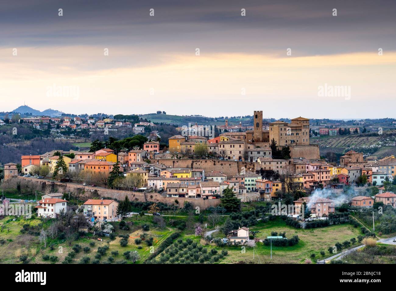 Panorama del pueblo medieval de Longiano en las colinas de Emilia Romagna cerca de Cesena en Italia, Europa. Foto de stock