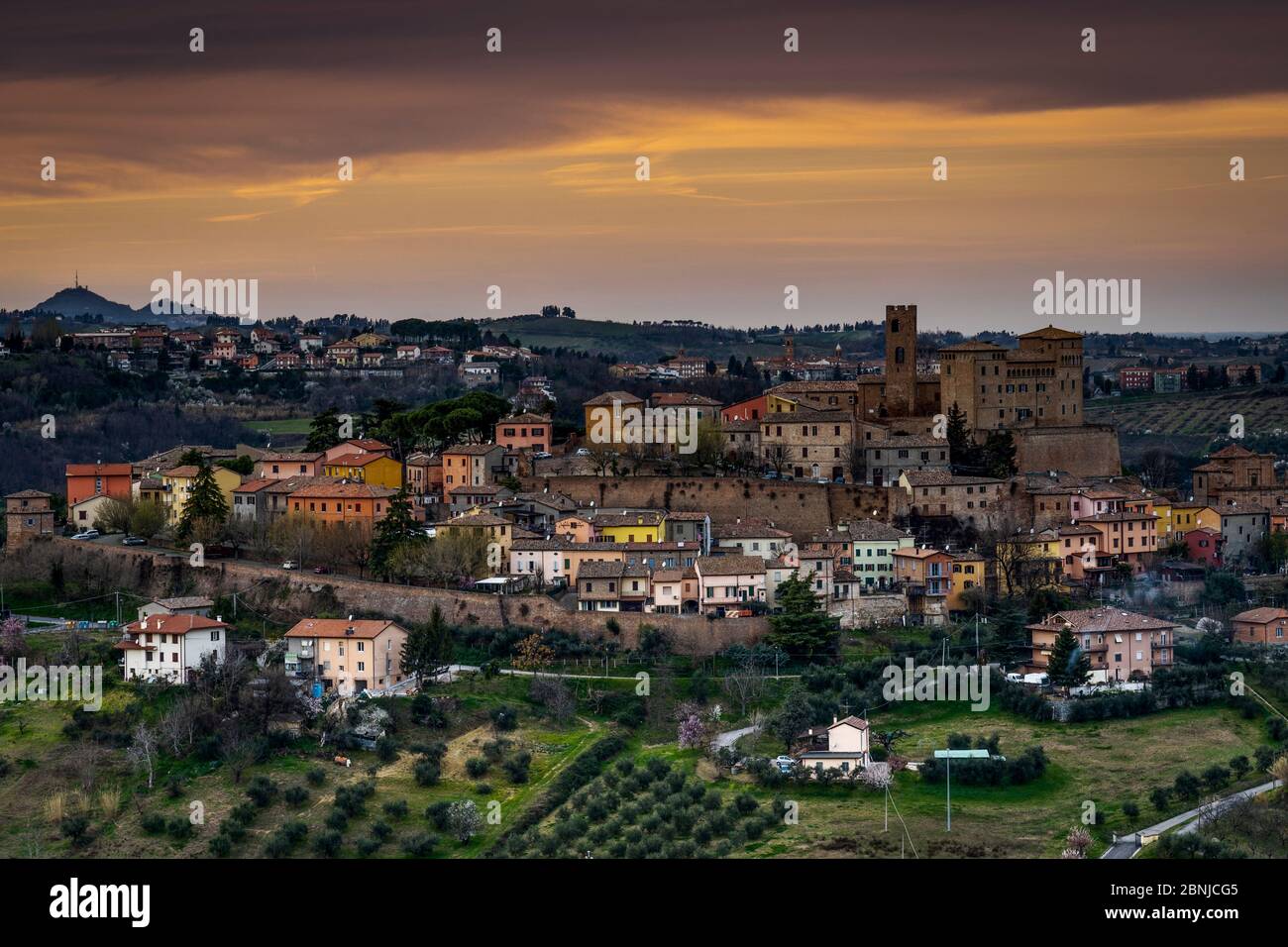 Panorama del pueblo medieval de Longiano en las colinas de Emilia Romagna cerca de Cesena en Italia, Europa. Foto de stock