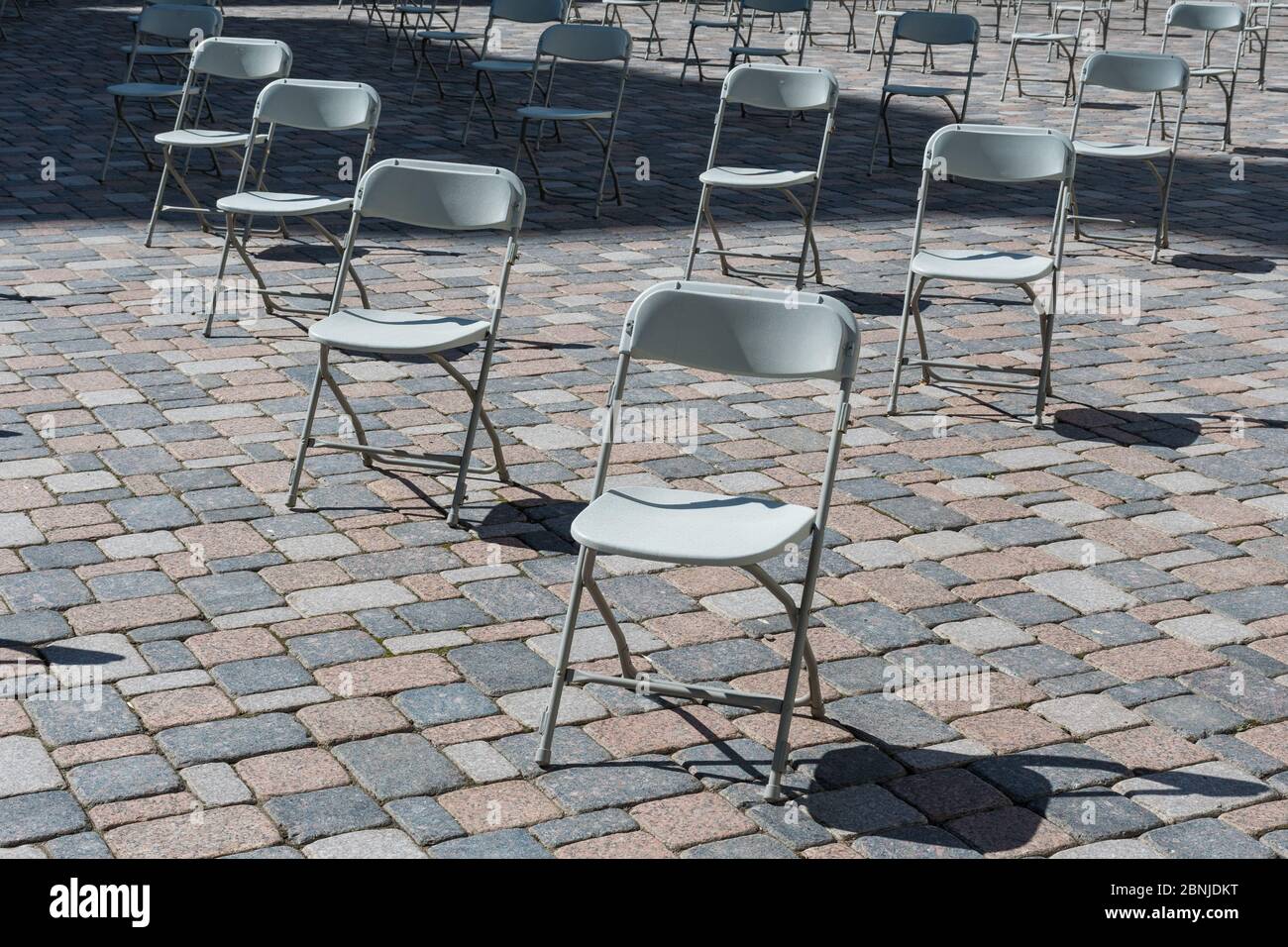 Distanciamiento social durante la crisis de Covid o Coronavirus, sillas que se mantienen a distancia durante un espectáculo, concierto o exposición, teatro o cine Foto de stock