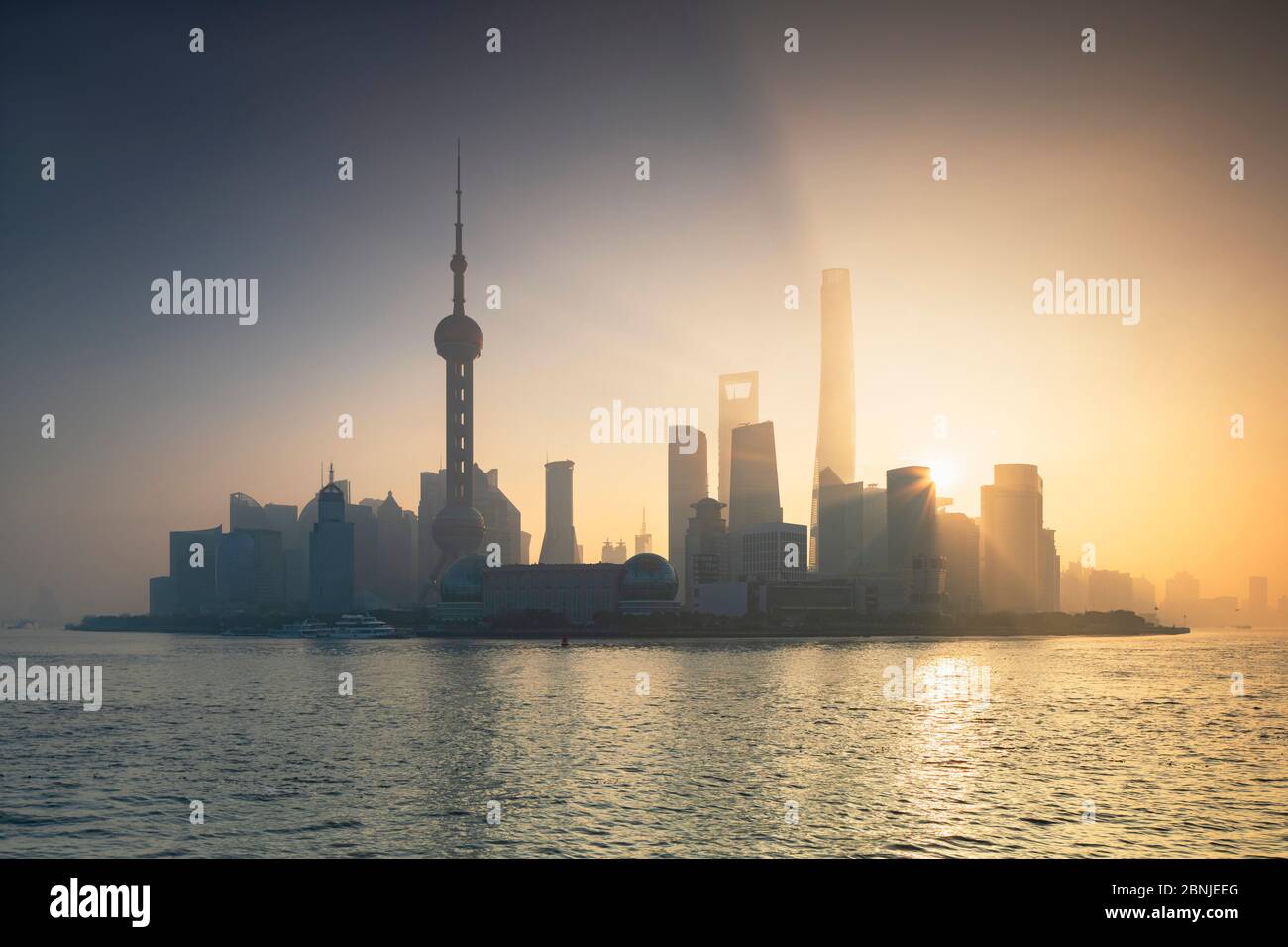 Horizonte de Pudong al amanecer, Shanghái, China, Asia Foto de stock